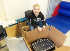 Tobias hilft beim Auspacken des neuen Galileo!