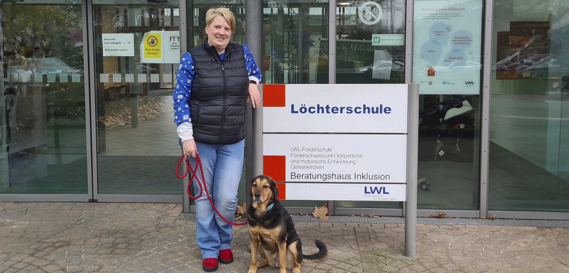 Anna Mellage, die Schulsozialarbeiterin der Löchterschule mit ihrem Schulhund Aladdin